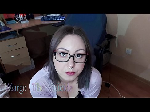 ❤️ Seksi djevojka s naočalama duboko siše dildo na kameri ❤❌ Seks video kod nas ☑