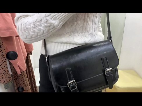 ❤️ Javna masturbacija mlade kujice FeralBerry s dildom u sobi za mjerenje ❤❌ Seks video kod nas ☑